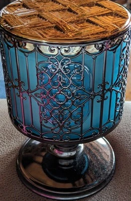 BATH & BODY WORKS PUERTA ORNAMENTADA PEDESTAL GRANDE 3 MECHAS CANDELABRO FUNDA ~ NUEVO Foto 1 de 3