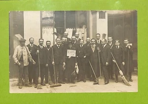 REIMS / CARTE PHOTO / NETTOYAGE BANQUE CHAPUIS PAR LES EMPLOYES / GUERRE 14/18 - Picture 1 of 2