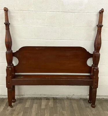 Cabecero y pie de cama de póster tradicional vintage tamaño completo con remates de bellota Foto 1 de 4