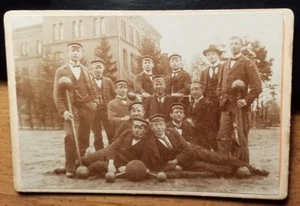Grupo Chicos con Sombrero Estudiante Gorro Deportivo Pesas Pelota - ¿Escuela? CDV - Imagen 1 de 1