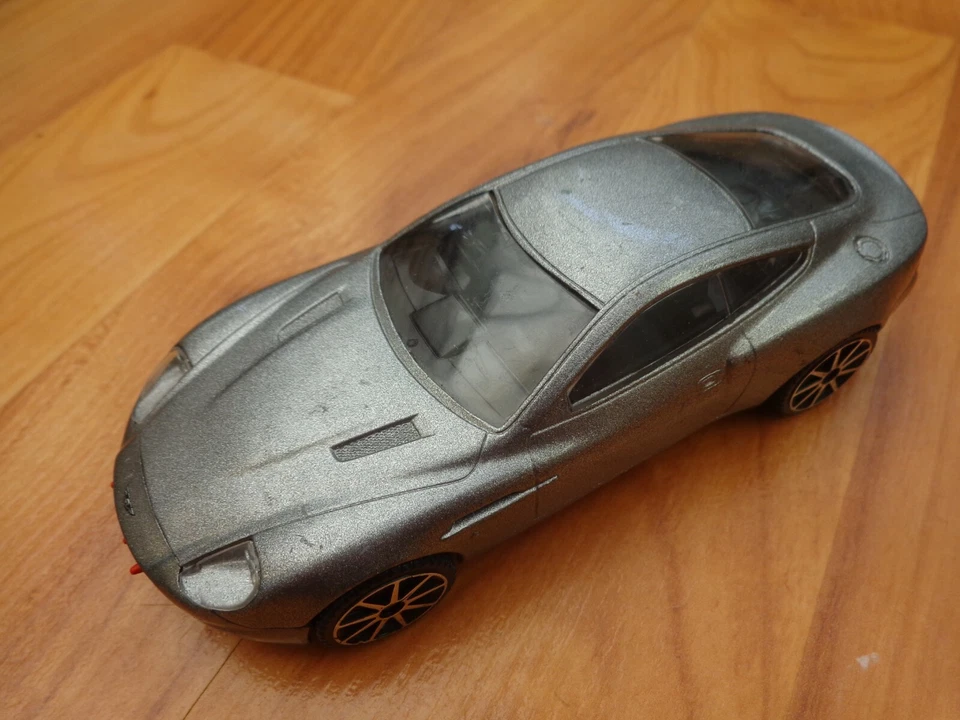 Corgi 1/36 - James Bond 007 Aston Martin Vanquish Die Another Giorno Diecast Car - Immagine 1 di 1