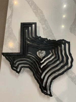 Arte de pared de metal en capas del estado de Texas con un recorte de corazón. Hecho a mano y soldado Foto 1 de 4