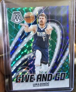 Mosaico Panini 2023-24 LUKA DONCIC Give And Go verde Prizm #11 Dallas Mavericks - Imagen 1 de 3