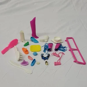 Lote de accesorios Barbie Mattel de colección años 80 zapatos peine cámara botas barco bandeja barandilla  - Imagen 1 de 16