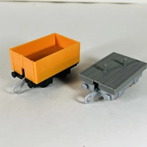 Lote de remolques Trackmaster de vagones de carga abiertos y planos Thomas The Train Pull Behind - Imagen 1 de 7