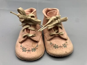 Vintage Pink Felt Baby Shoes Embroidered Flower Toes Baby Deer Farmington MO - Picture 1 of 6