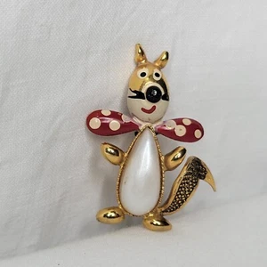 Vintage Cartoon Eichhörnchen goldfarbene Brosche 60er rot Fliege gepunktet figürlich Spanien - Bild 1 von 12