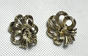 Vintage Signed Coro Gold Tone Floral Flower clip on Earrings - Picture 1 of 8