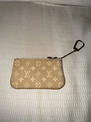 Louis Vuitton - Estuche para monedas Monograma Mini Lin Pochette Cles - 4,5 pulgadas - Beige Foto 1 de 4