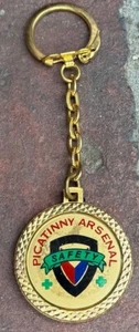 Portachiavi vintage PICATINNY ARSENAL PREMIO SICUREZZA SENZA INCIDENTI FY 1974 tono oro - Foto 1 di 7