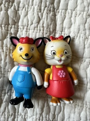 Estatuetas de vinil brinquedo Richard Scarry Busytown - Sally Cat & Mr. FixIt Fox 2011  - Imagem 1 de 4