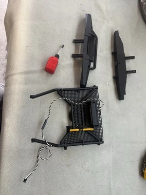 Piezas sobre orugas de radiocontrol sin probar Foto 1 de 4