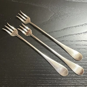 Antica OXFORD SILVERPLATE "WINDSOR" 3 FORCHETTE DA COCKTAIL / SOTTACETO - 3 denti, 1900 - Foto 1 di 4