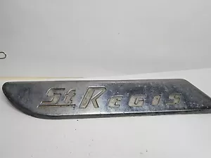 Vintage 1956 Chrysler New Yorker St Regis bordo emblema OEM PN 1621401 lato sinistro - Foto 1 di 6
