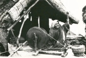 Foto de colección rara inusual de la tribu de la anciana girando una lana - Imagen 1 de 3