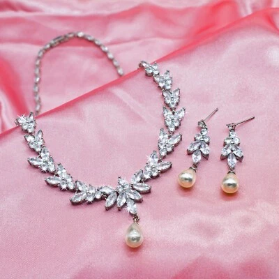 Set Di Collana E Orecchini Con Perle Simulate E 5 Foglie In CZ Rodio - Immagine 1 di 4