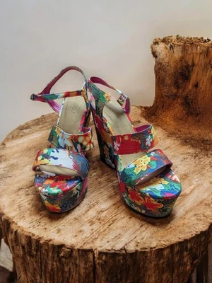 Sandálias cunha de bambu com estampa floral fúcsia - Imagem 1 de 4