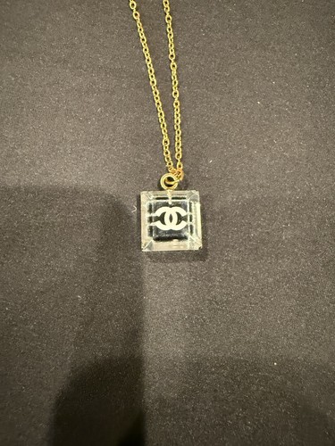 Collana Chanel con ciondolo quadrato in resina lucite CC vintage