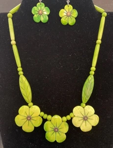 Conjunto de collar y pendiente vintage verde lima tallada concha flor verano playero - Imagen 1 de 3
