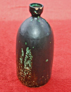 Poterie ancienne cruche, pot , carafe , bouteille en terre cuite vernissée verte
