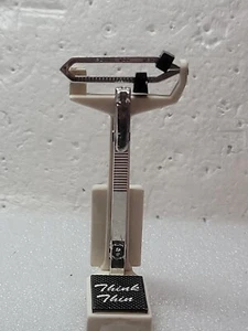 De colección 1996 ACME imán nevera escala médico casa de muñecas dieta piensa plástico delgado - Imagen 1 de 11