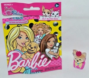 NEW-2016-SERIES 1 BARBIE PET BLIND BAG YORKIE: INSIDE A PURSE WEARING A CROWN!! - Foto 1 di 5