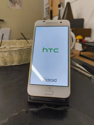 HTC  One One A9 - 16GB - Opal Silver (Ohne Simlock) Smartphone - Bild 1 von 4