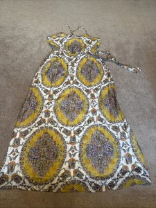 Maxi Vestido Anthropologie Akemi + Kin Mediano Medallón con Cinturón Metálico Forrado Dorado - Imagen 1 de 6