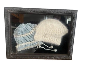 Caja de sombra de gorros de bebé vintage antiguos personalizados enmarcados raros coleccionables - Imagen 1 de 6