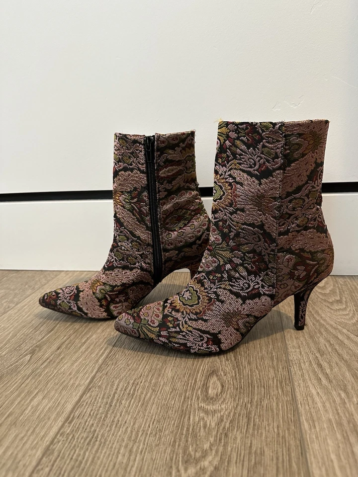 Botín de tacón bajo punta puntiaguda de tela floral Qupid talla 6 NUEVO Foto 1 de 4