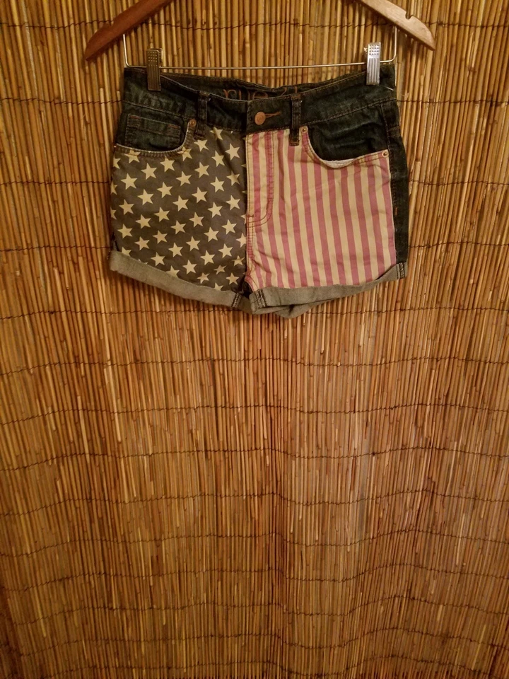 PANTALONES CORTOS RUE 21 JUNIORS TALLA 3-4 CON PUÑOS Y COLORES BANDERA Y ALGO DE ANGUSTIA  Foto 1 de 4