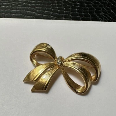 签名雅芳拉丝金色水钻丝带蝴蝶结胸针全新无标签 — 第 1/4 张图片