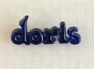 Schöne Vintage blaues Zelluloid früher Kunststoff *Doris* Namensbrosche mit C-Verschluss - Bild 1 von 8