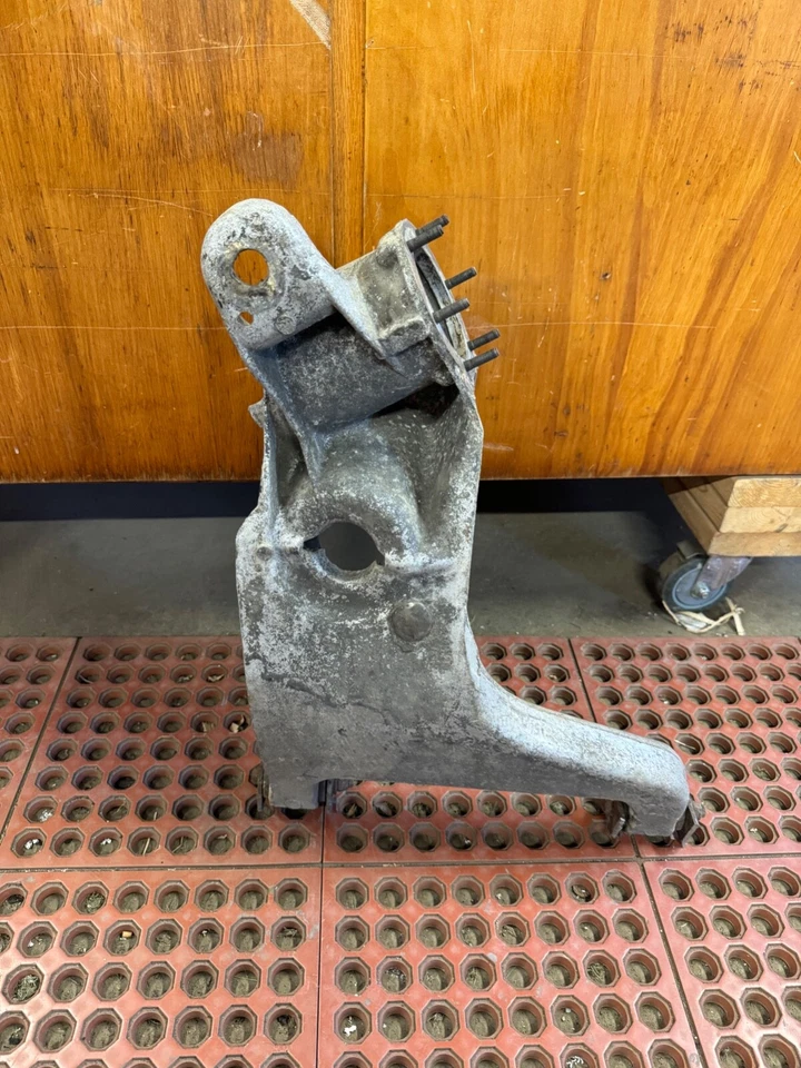 Brazo de suspensión trasero derecho original Triumph TR6 • #308224, V3110.  T8466 Foto 1 de 4