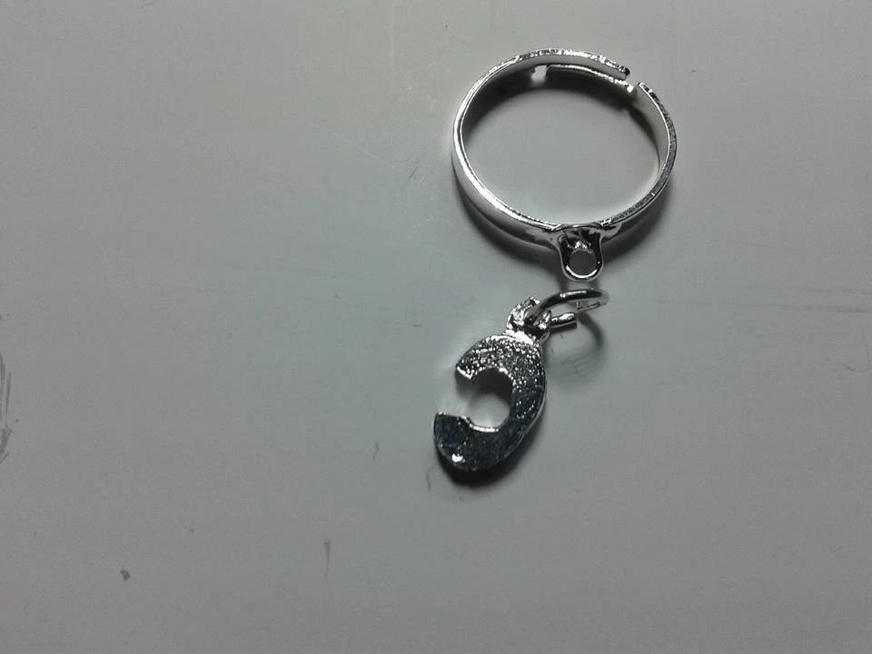 anello personalizzato con la tua iniziale big regolabile letter ring in - Immagine 1 di 1