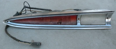 X CHRYSLER IMPERIAL PARA-CHOQUE TRASEIRO ESQUERDO LUZ MARCADOR DE SETA 1964-1965 FABRICANTE DE EQUIPAMENTO ORIGINAL - Imagem 1 de 4