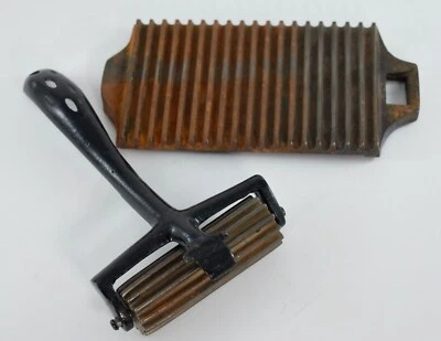 ANTIQUE VICTORIAN CAST IRON HAND FLUTER CRIMPER IRON c1880 - image 1 of 4