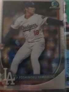 2025 Bowman - Yoshinobu Yamamoto #18 Chrome Burgundy Mojo Refractor /275 - Bild 1 von 2