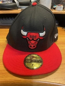 Cappello aderente New Era 59Fifty uomo donna berretto Chicago Bulls Basic OTC 2 toni nero rosso - Foto 1 di 2