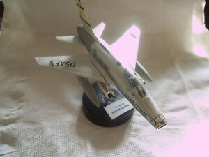 Miniature avion -"F 100 SUPER SABRE" Aviation militaire Americaine