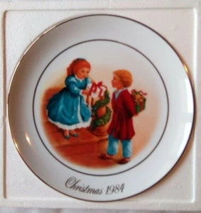 Vintage Avon Christmas Memories Series Plate Dated 1984 trimmed in 22 carat gold - Picture 1 of 5