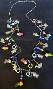 Fantastica Collana con Ciondolo Pesce Artigianale Tono Argento/Vetro/Legno Dipinto a Mano 30” - Foto 1 di 13