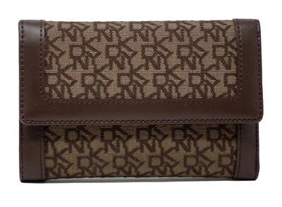 NUEVA DKNY Mujer Marrón Oscuro Jacquard Pequeña Mini Cuadrada Cartera Francesa Foto 1 de 4