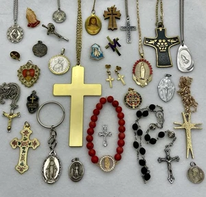Lotto Gioielli Religiosi Cattolici -Ciondoli Croce Collane Medaglie Spille Santi 29pz - Foto 1 di 8