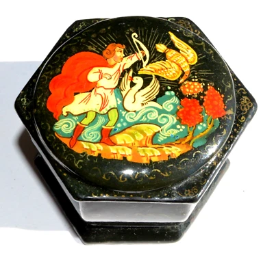 РУССКИЙ СОВЕТСКИЙ ИМПЕРАТОРСКИЙ КОРОЛЕВСКИЙ ПАЛЕХ РУЧНАЯ РОСПИСЬ ЛАКИРОВАННАЯ КОРОБКА MSTERA TROIKA ЗНАЧОК - Изображение 1 из 4