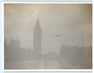 Foto de colección 1953, Big Ben, Londres, avión volando bajo, smog, JNHC 4,25x3,25 - Imagen 1 de 2