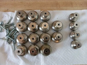 Menge 18 Schrank Sekretär Kommode Schublade Knöpfe 2 Größen 14 groß, 4 kleine Hardware - Bild 1 von 16