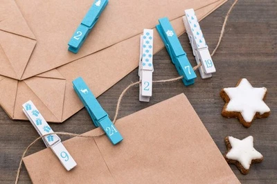 Adventskalender Zahlen auf Holzklammern DIY Basteln Weihnachten Weiß Blau Türkis - Bild 1 von 4