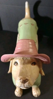 Estatuilla Dulce Dachshund de inspiración vintage en vestido, delantal y sombrero con rosas rosas rosadas Foto 1 de 4