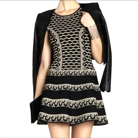 Vestido de festa BCBG MAX AZRIA preto Chevron malha pesada sem mangas ajuste alargamento P em excelente estado usado - Imagem 1 de 4